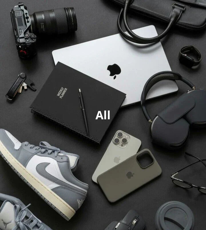 Accessoires SkyGrip : appareils Apple, sneakers, caméra et carnet sur fond noir élégant