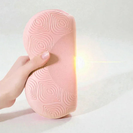 Main tenant une semelle antidérapante rose SkyGrip avec motifs texturés en relief