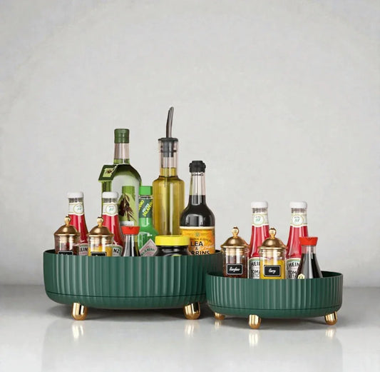 Plateaux verts SkyGrip avec pieds dorés remplis de bouteilles et pots d'épices de cuisine