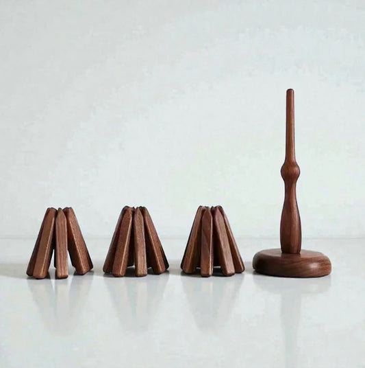 Support en bois élégant SkyGrip sur fond blanc, accessoire de rangement design