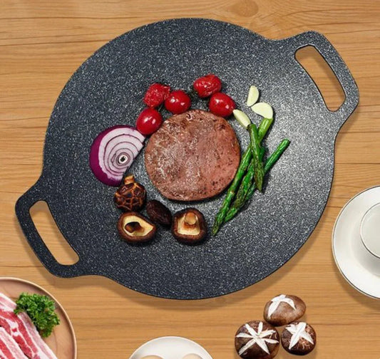 Plancha SkyGrip avec steak, tomates, champignons, asperges sur table en bois