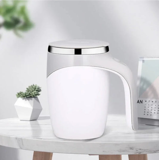 Mug moderne blanc SkyGrip sur une table, déco minimaliste et plante succulente.