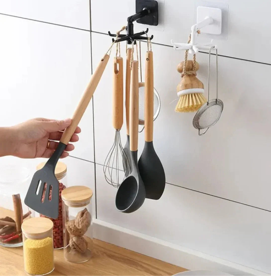 Crochet mural SkyGrip avec ustensiles de cuisine suspendus sur carrelage blanc