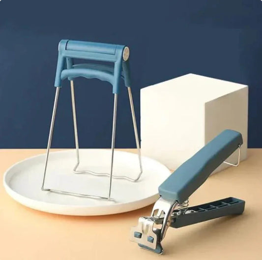 Pinces de cuisine SkyGrip bleu sur assiette blanche, accessoires innovants ergonomiques