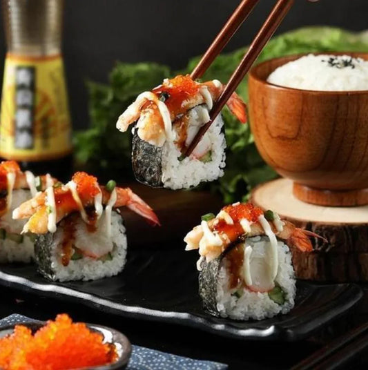 Assortiment de sushi maki avec crevettes, riz et sauce, servi sur une assiette près d'un bol, SkyGrip