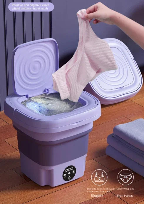 Mini machine à laver violette SkyGrip lavant délicatement des sous-vêtements, linge plié à côté.