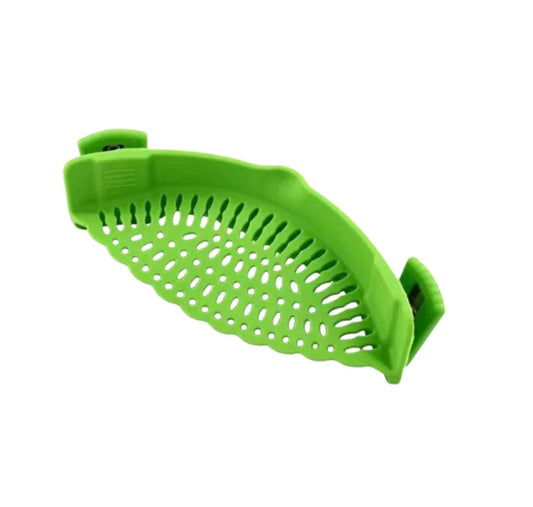 Passoire verte SkyGrip en plastique, accessoire cuisine pratique, fond blanc