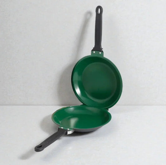 Poêle double verte SkyGrip avec poignées noires sur fond blanc, ustensile de cuisine moderne