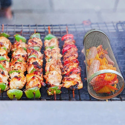 Brochettes de poulet et poivrons grillés sur barbecue avec panier grille SkyGrip