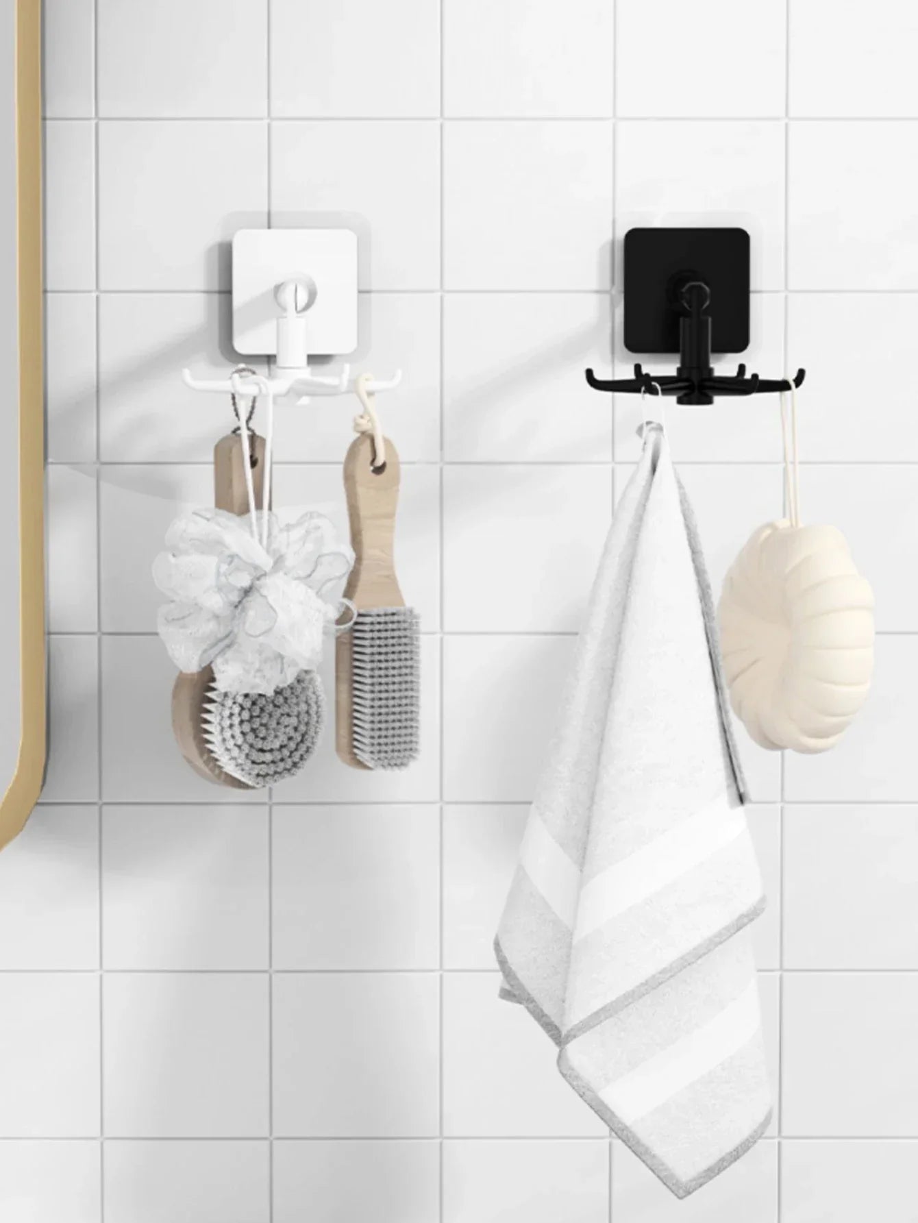 Porte-serviettes mural SkyGrip noir et blanc sur carrelage, accessoires de salle de bain accrochés.