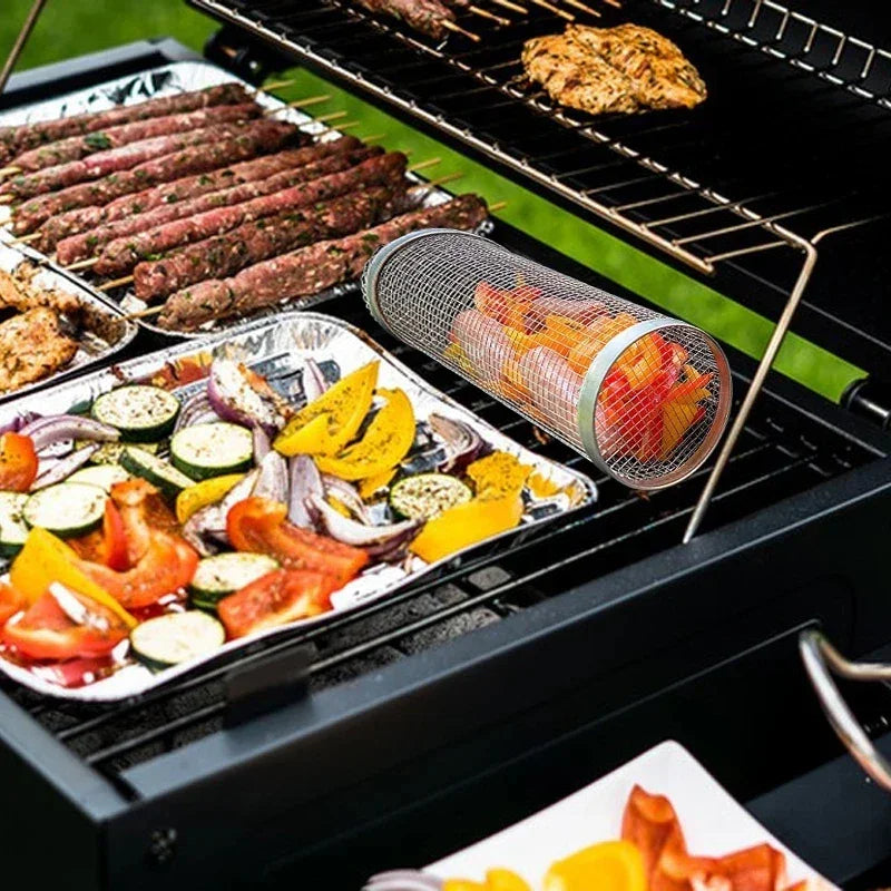 Barbecue extérieur avec panier rotatif grill SkyGrip, brochettes, légumes et viande sur grill.