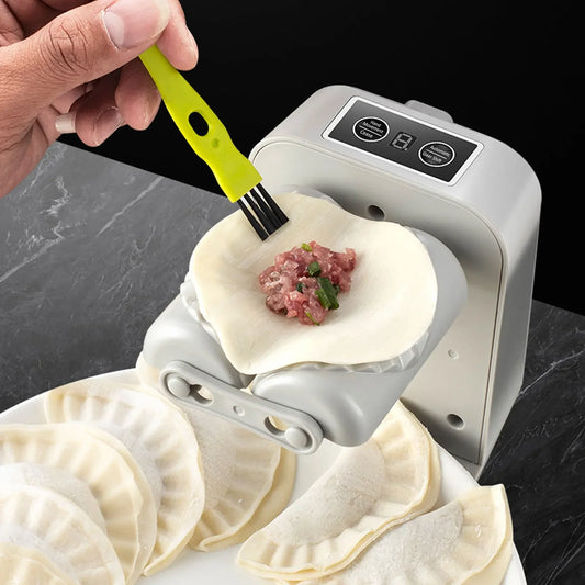 Machine à dumplings SkyGrip préparant des raviolis maison avec garniture sur plan de travail