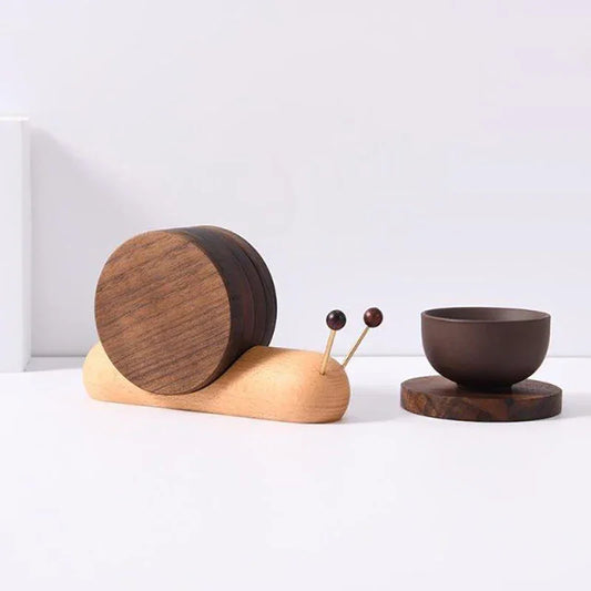Décor en bois en forme d’escargot SkyGrip avec sous-verres, style minimaliste moderne.