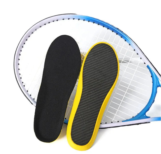 Semelles SkyGrip noires et jaunes posées sur une raquette de tennis bleue