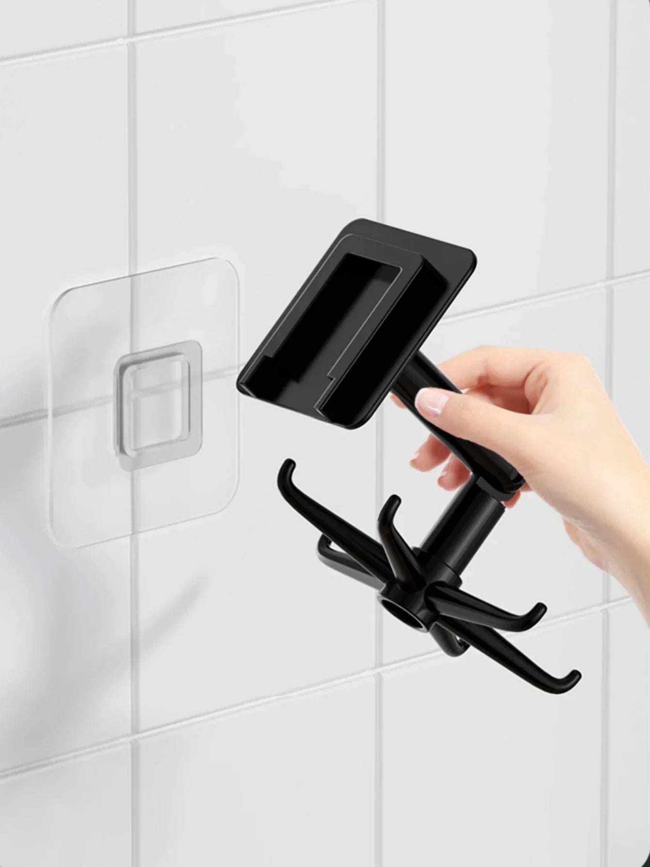 Support mural SkyGrip noir fixé sur carrelage blanc avec crochets rotatifs.