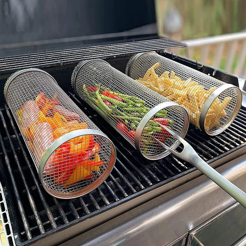 Grille barbecue SkyGrip avec paniers cylindriques grillant légumes et frites en extérieur